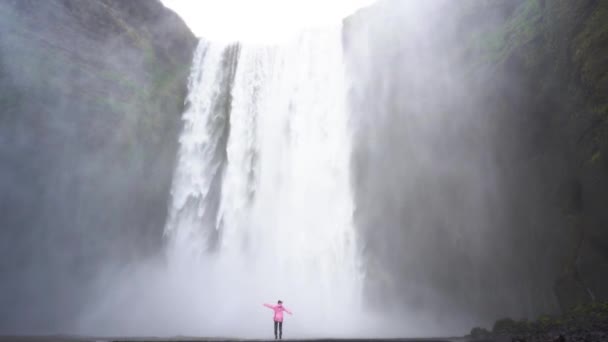 Egy Lány Áll Egy Vízesésnél Izlandon Meditációs Állapotban Felvétel — Stock videók