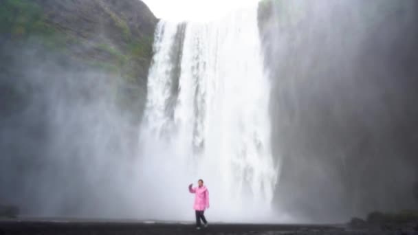Una Ragazza Trova Una Cascata Islanda Stato Meditazione Filmati — Video Stock