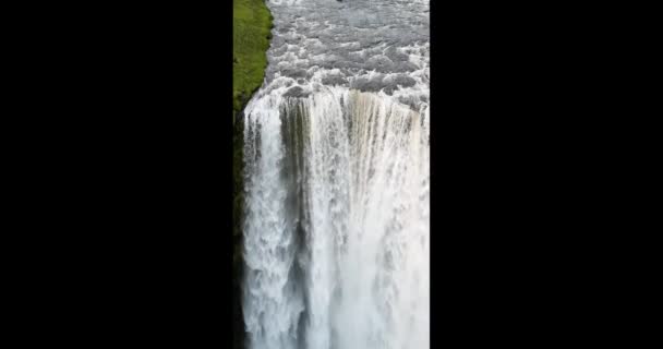 Ijslandse Waterval Skogafoss Ijsland Verticale Video Slow Motion Achtergrond Wallpapers — Stockvideo