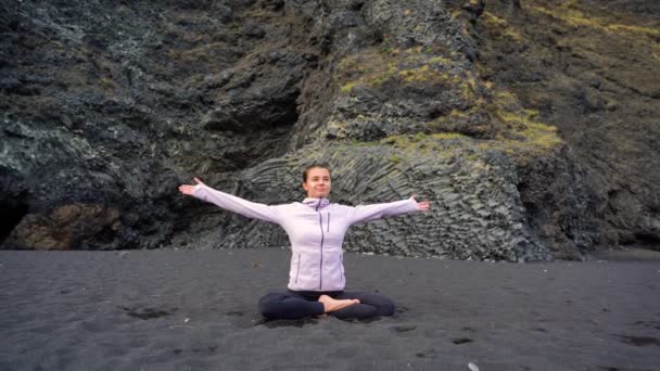 Menina Fazendo Ioga Praia Negra Vik Islândia — Vídeo de Stock