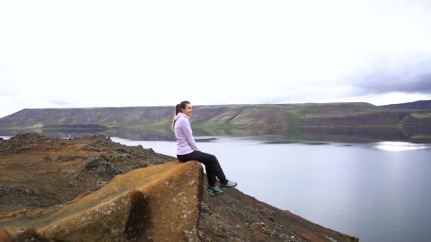 Freelancer Menina Trabalha Computador Margem Lago Nas Montanhas Islândia — Vídeo de Stock