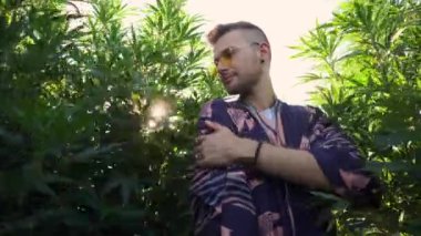 Gülümseyen marihuana çiftliği sahibi sizi selamlıyor.