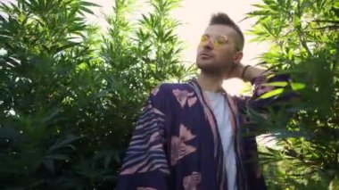 Gülümseyen marihuana çiftliği sahibi sizi selamlıyor.