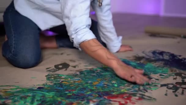 Mädchen Malen Ein Bild Zusammen Mit Ölfarben Viel Spaß Video — Stockvideo