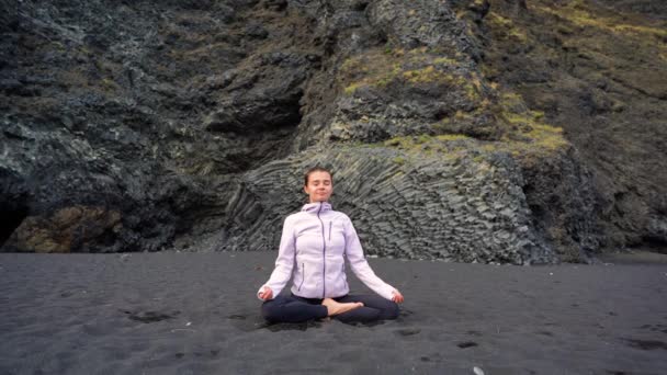 Meisje Doet Yoga Het Zwarte Strand Van Vik Ijsland — Stockvideo