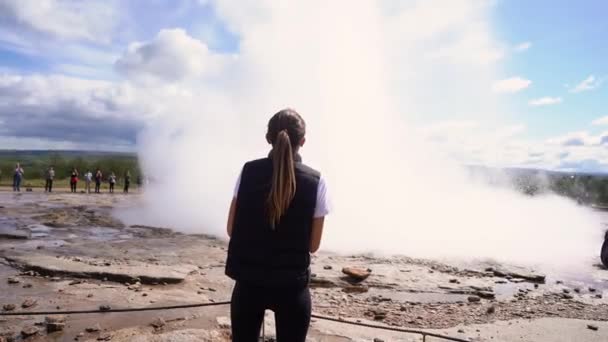 Τουρίστρια Κοιτάζει Τον Θερμοπίδακα Στην Ισλανδία Και Χαίρεται — Αρχείο Βίντεο