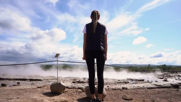 Menina Turística Olha Para Gêiser Islândia Alegra — Vídeo de Stock