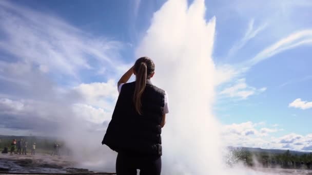 Menina Turística Olha Para Gêiser Islândia Alegra — Vídeo de Stock