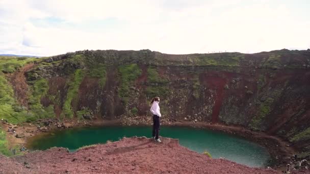 Turista Lány Néz Kráter Egy Vulkán Izlandon — Stock videók