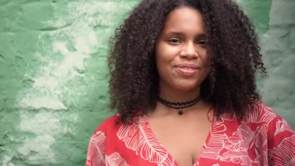 Modieus Afrikaans Amerikaans Meisje Zoek Een Rode Jurk Een Turquoise — Stockvideo