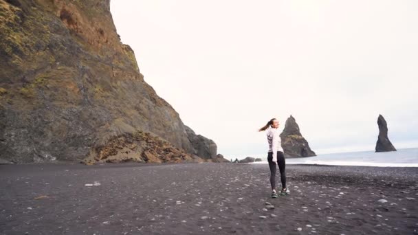 Een Meisje Loopt Langs Een Zwart Strand Ijsland Neemt Een — Stockvideo