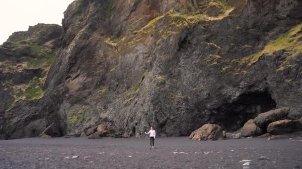 Een Meisje Loopt Langs Een Zwart Strand Ijsland Neemt Een — Stockvideo