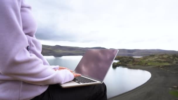 Dívka Volné Noze Pracuje Počítači Břehu Jezera Horách Islandu — Stock video