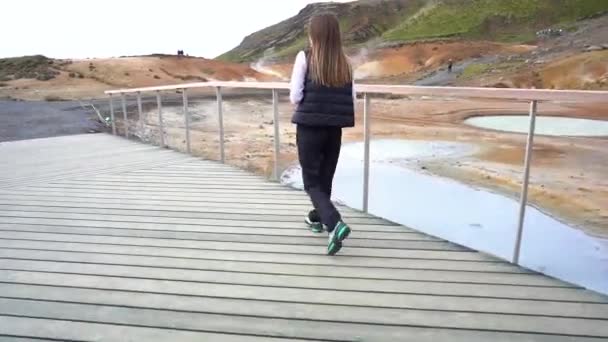 Meisje Wandelingen Geothermische Geiser Zone Ijsland — Stockvideo