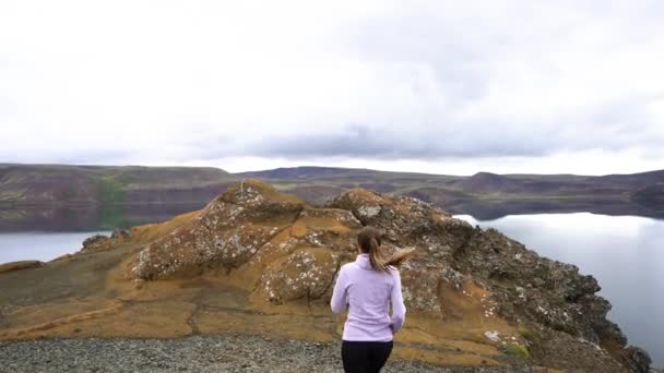 Menina Senta Perto Lago Nas Montanhas Islândia — Vídeo de Stock