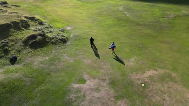 Dos Golfistas Caucásicos Caminando Campo Golf Día Soleado Usando Gorras — Vídeo de stock