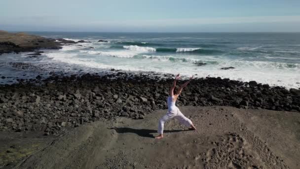 Dziewczyna Uprawia Jogę Skale Pobliżu Oceanu Widok Drona Islandii Zachodzie — Wideo stockowe