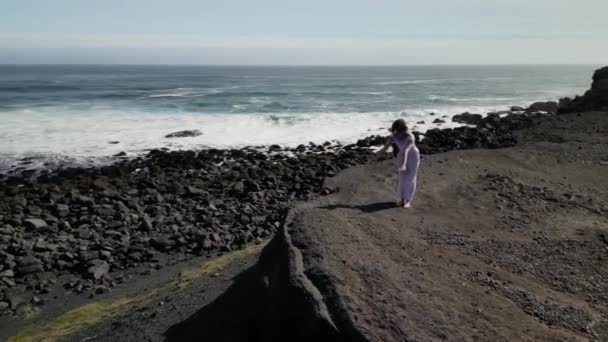 Meisje Dat Yoga Doet Een Rots Buurt Van Oceaan Uitzicht — Stockvideo