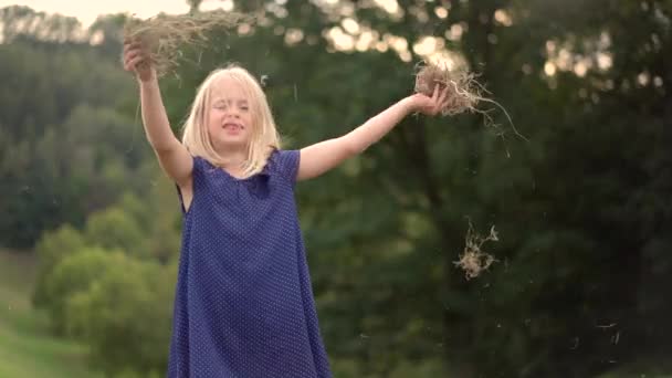 Mała Blondynka Robi Miny Przed Kamerą — Wideo stockowe