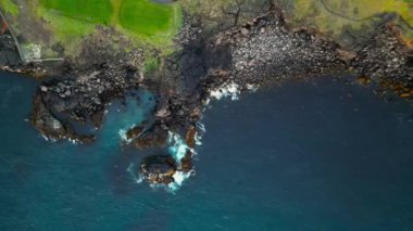 İHA 'dan okyanus kıyısı görüntüsü, İzlanda' nın üst manzarası.