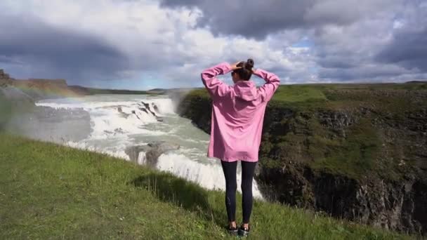 冰岛一个女孩站在瀑布边 陷入沉思状态 有4K个镜头 — 图库视频影像