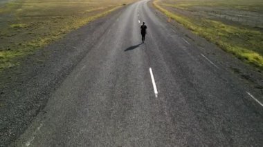 Bir yolun ve üzerinde yürüyen bir insanın hava fotoğrafçılığı: özgürlük kavramı