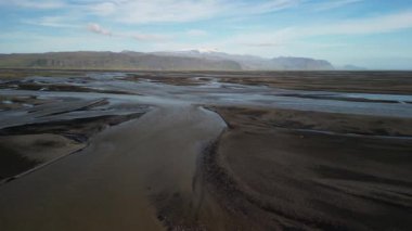 Nehir yatağının üzerinden uçuyor. Buzul nehir sistemi, İzlanda 'daki Vatnajokull buzulundan gelen moraine birikintileri. Küresel ısınma, iklim değişikliği çevre kavramı