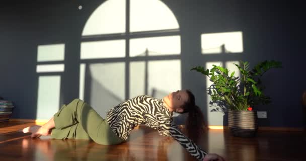 Fata Cretă Dansează Contemporan Studio Razele Luminii — Videoclip de stoc
