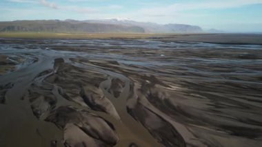 Nehir yatağının üzerinden uçuyor. Buzul nehir sistemi, İzlanda 'daki Vatnajokull buzulundan gelen moraine birikintileri. Küresel ısınma, iklim değişikliği çevre kavramı