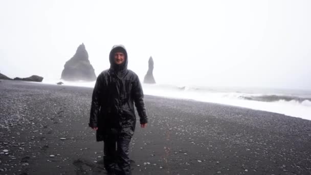 Cara Capa Preta Caminha Chuva Tempestade Longo Uma Praia Negra — Vídeo de Stock