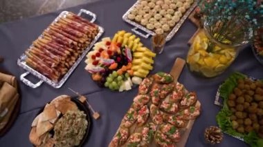 Çeşitli kanepe tepsileri: geleneksel atıştırmalıklar veya partiler, etkinlikler ve kokteyller için aperatifler, resmi resepsiyonlarda ana yemekten önce sunuldu. En üstte farklı malzemeler ve temel ekmeklerle..