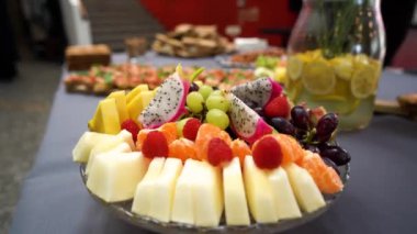 Çeşitli kanepe tepsileri: geleneksel atıştırmalıklar veya partiler, etkinlikler ve kokteyller için aperatifler, resmi resepsiyonlarda ana yemekten önce sunuldu. En üstte farklı malzemeler ve temel ekmeklerle..