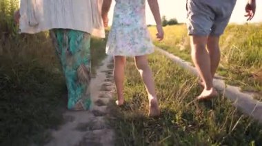 Mutlu aile piknikte birlikte vakit geçirip gülümsüyor.