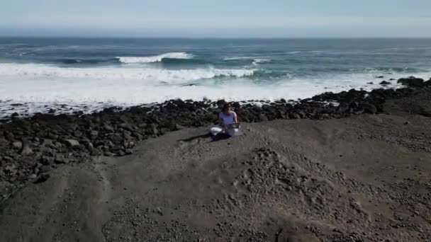 Fille Faisant Yoga Sur Rocher Près Océan Vue Drone Islande — Video