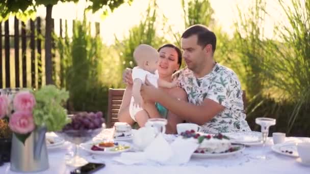 Glückliche Familie Bei Einem Picknick Die Zeit Zusammen Verbringt Und — Stockvideo