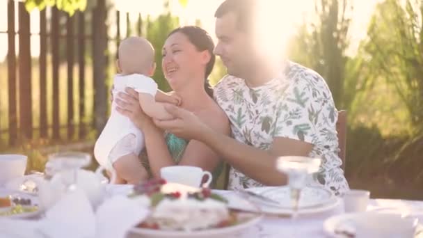 Szczęśliwa Rodzina Pikniku Spędza Razem Czas Uśmiecha Się — Wideo stockowe