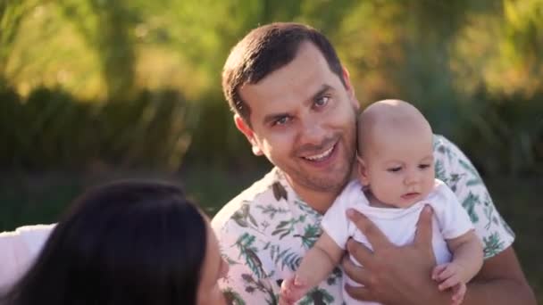 Glückliche Familie Bei Einem Picknick Die Zeit Zusammen Verbringt Und — Stockvideo