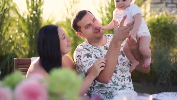 Familia Feliz Picnic Pasando Tiempo Juntos Sonriendo — Vídeo de stock