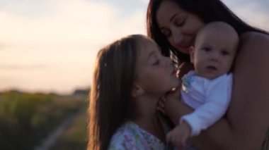 Mutlu aile piknikte birlikte vakit geçirip gülümsüyor.