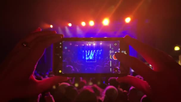 Fans Spelar Videor Smartphones Många Smartphones Musikaliskt Koncept Levande Ström — Stockvideo