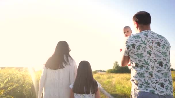 Joyeux Famille Sur Pique Nique Passer Temps Ensemble Sourire — Video