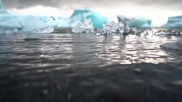 冰岛冰川融化 蓝色冰层的特写 — 图库视频影像