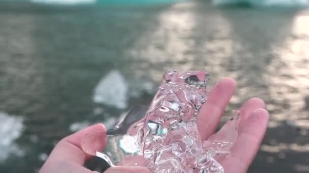 Fille Tenant Glace Glacier Dans Main Concept Fonte Des Glaciers — Video