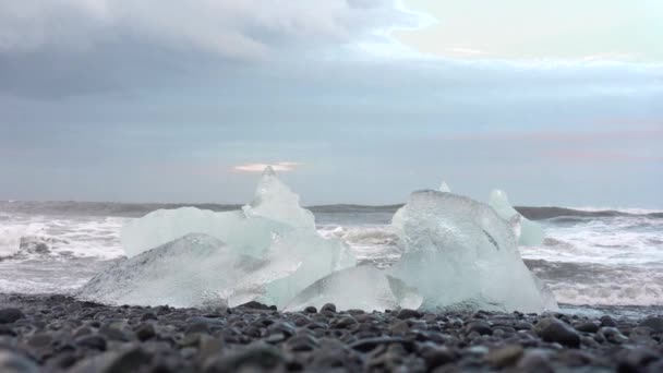 冰岛冰川融化 蓝色冰层的特写 免版税图库视频片段
