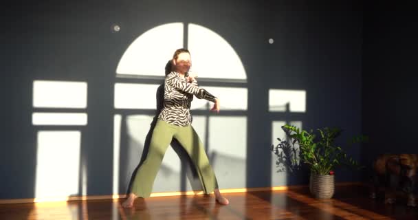 Lockiges Mädchen Tanzt Zeitgenössisch Studio Den Strahlen Des Lichts — Stockvideo
