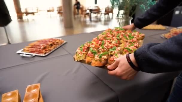 Imprezie Kelner Kładzie Stół Talerz Świeżego Pysznego Jedzenia Zbliżenie Stołu — Wideo stockowe