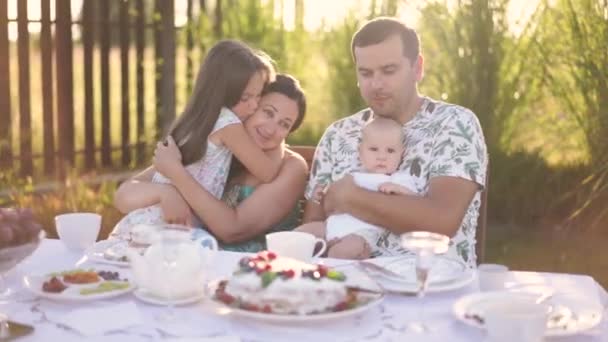 Szczęśliwa Rodzina Pikniku Spędza Razem Czas Uśmiecha Się — Wideo stockowe