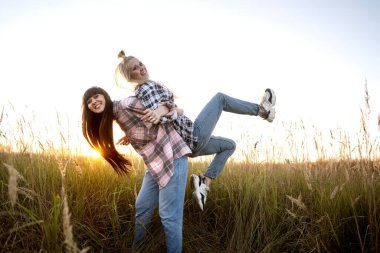 Moda kızları doğada poz veren ikizler, moda tarzı.