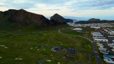 İHA 'dan okyanus kıyısı görüntüsü, İzlanda' nın üst manzarası.