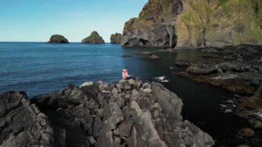 Fil Dağı 'nın güzel manzarası, İzlanda' da insansız hava aracı manzarası olan serbest çalışan bir kız.